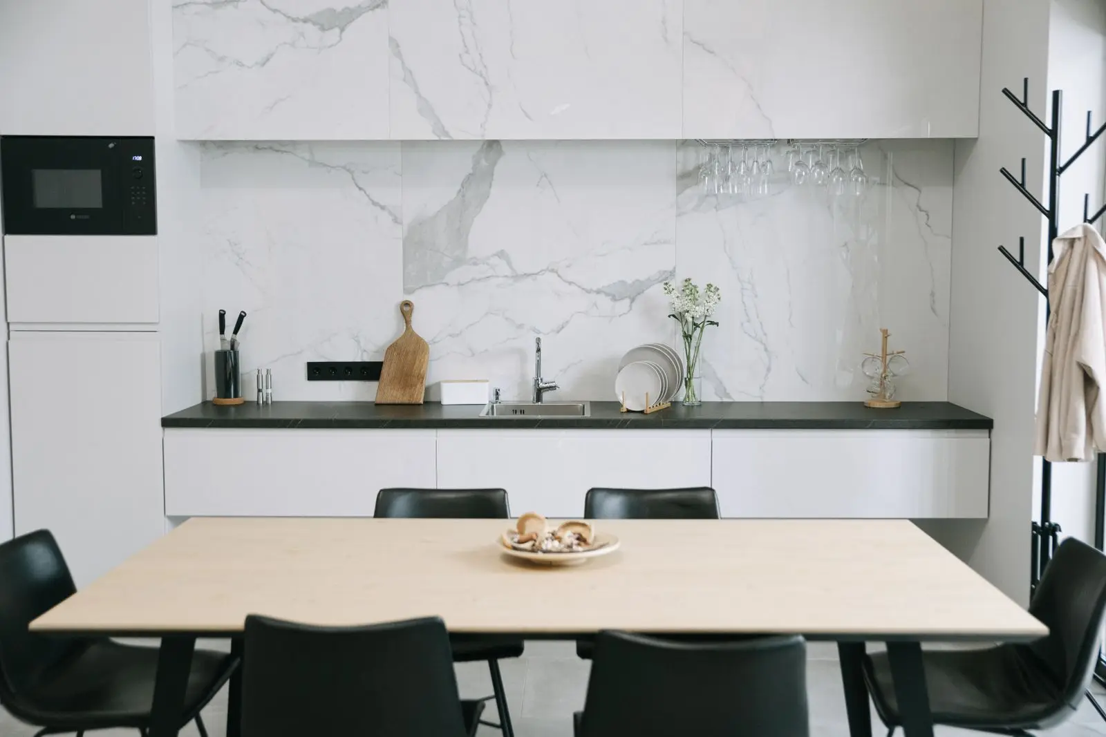 The barn kitchen in marble and dark stained oak