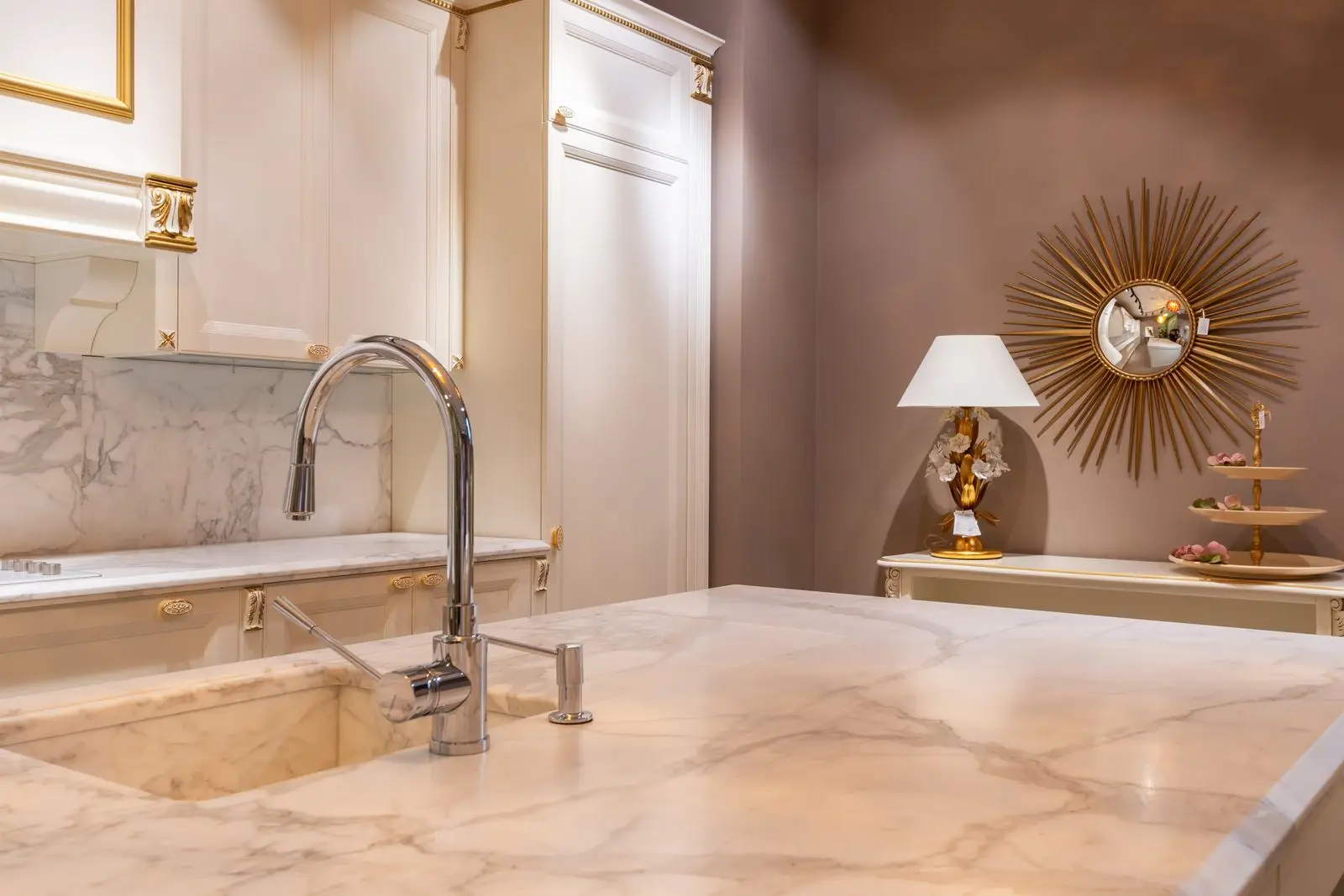 Unlacquered brass fittings in the principal bathroom